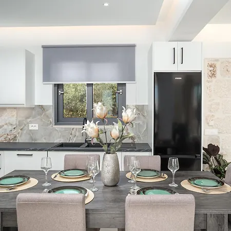 Edward Stone Willa Tragaki